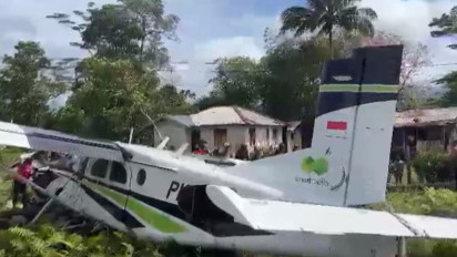 Detik-detik Pesawat Smart PK-SNB Tergelincir di Bandara Udara Kenyam, Warga Sekitar Panik!