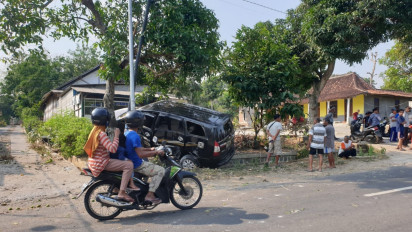 Seorang Imigran India Menyetir dalam Keadaan Mengantuk, Mobil Hantam Pagar Rumah Warga