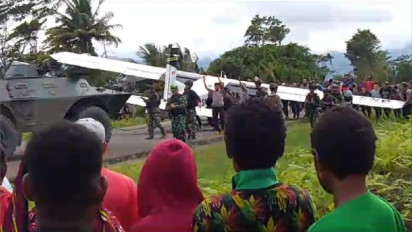 Tergelincir Saat Landing Perdana di Nduga, Pesawat Smart Air Aviation Dievakuasi Panzer Pengangkut Personil, Tidak ada Korban Jiwa