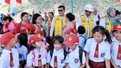 Pemerataan Pembangunan di Kawasan Tertinggal, Pembangunan Ruas Jalan Sepanjang 20 Km di Pingiran Danau Toba Terus Dikebut, Radiapoh: Terimakasih Pak Jokowi