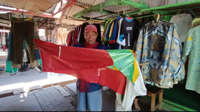 Jelang HUT Kemerdekaan RI, Kakek 66 Tahun di Probolinggo Raup Rezeki dari Berjualan Umbul-umbul Bekas