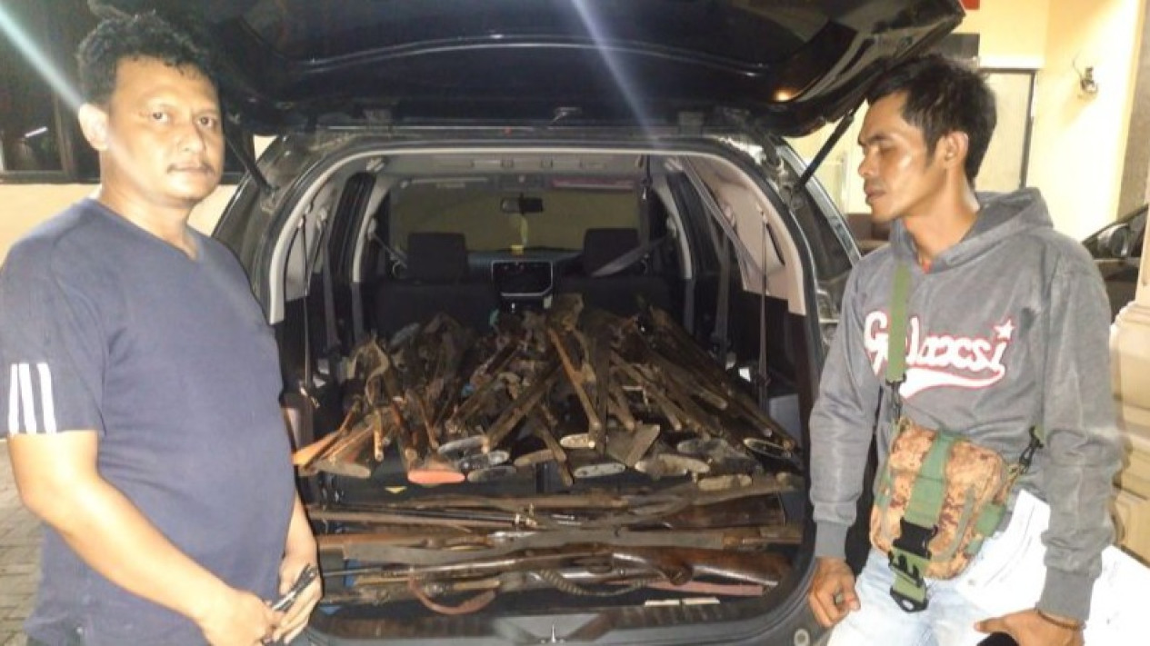 Masyarakat Taman Nasional Ujung Kulon Serahkan Ratusan Senjata Api Rakitan ke Polda Banten
            - galeri foto