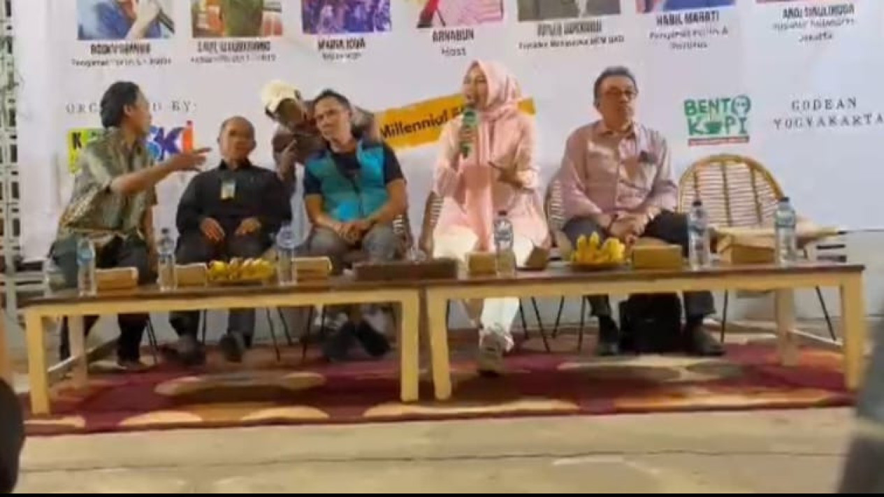 Diskusi dengan Narasumber Rocky Gerung Kembali Ditolak, Beragam Tanggapan Mencuat Untuk Membela
            - galeri foto