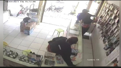 Pura-Pura Beli Casing, Dua Pria di Magetan Terekam CCTV Curi Hp Milik Konter 