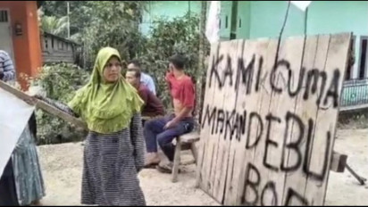 Emak-emak di Musi Banyuasin Protes Pembangunan Jalan Tol Muba -Jambi Berdebu