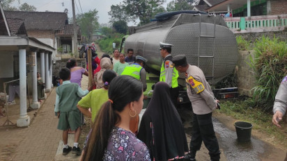 Krisis Air Bersih, Polres Malang Salurkan Bantuan untuk Warga Terdampak Kemarau di Lima Desa