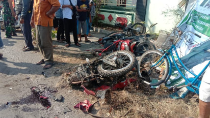 Rem Blong, Truk Tronton Seruduk Tida Motor Parkir Depan SDN Cangkir Gresik hingga Remuk