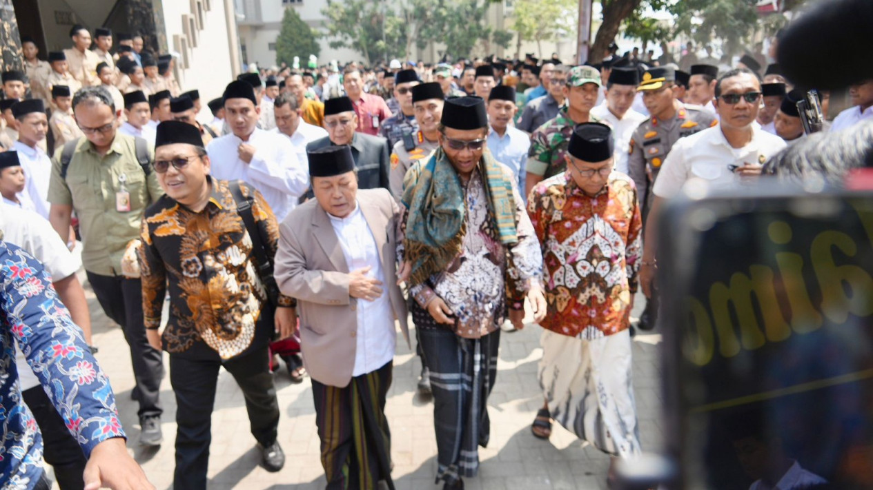 Pujian Para Kiai untuk Mahfud Md: Malaikat Izrailnya para Koruptor
            - galeri foto