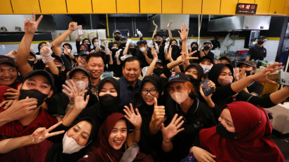 Makan Siang di Mie Gacoan Tebet, Kedatangan Prabowo Buat "Heboh" Pengunjung