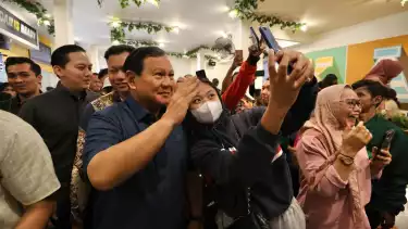 Pengunjung Mie Gacoan Tebet Berswafoto bersama Prabowo Subianto.