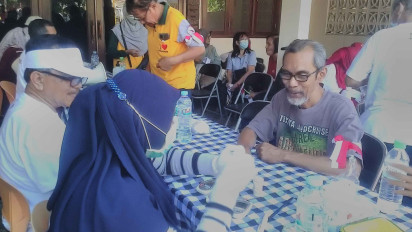 Peringati HUT RI ke 78, Warga Rungkut Surabaya Gelar Jalan Sehat dan Pemeriksaan Kesehatan