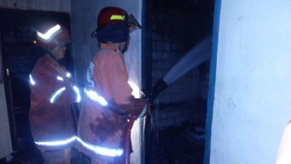 Gara-Gara Korsleting Listrik, Rumah Petani di Bedanten Gresik Hangus Terbakar