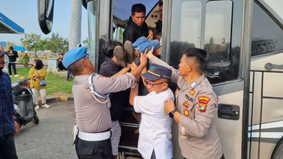 Petugas Evakuasi Penumpang Meninggal Dunia Dalam Bus di Pelabuhan Bakauheni