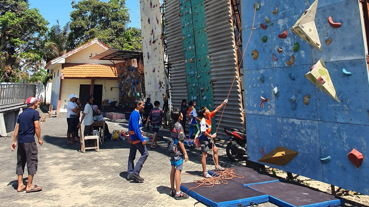Tingkatkan Teknik Panjat Tebing, Atlet LSCC Probolinggo Jajal Wall SMANOR Sidoarjo
            - galeri foto