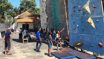 Tingkatkan Teknik Panjat Tebing, Atlet LSCC Probolinggo Jajal Wall SMANOR Sidoarjo