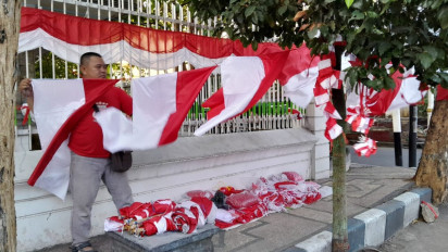 Berkah HUT Kemerdekaan RI ke 78, Pedagang Bendera Merah Putih Raup Untung Besar di Probolinggo
