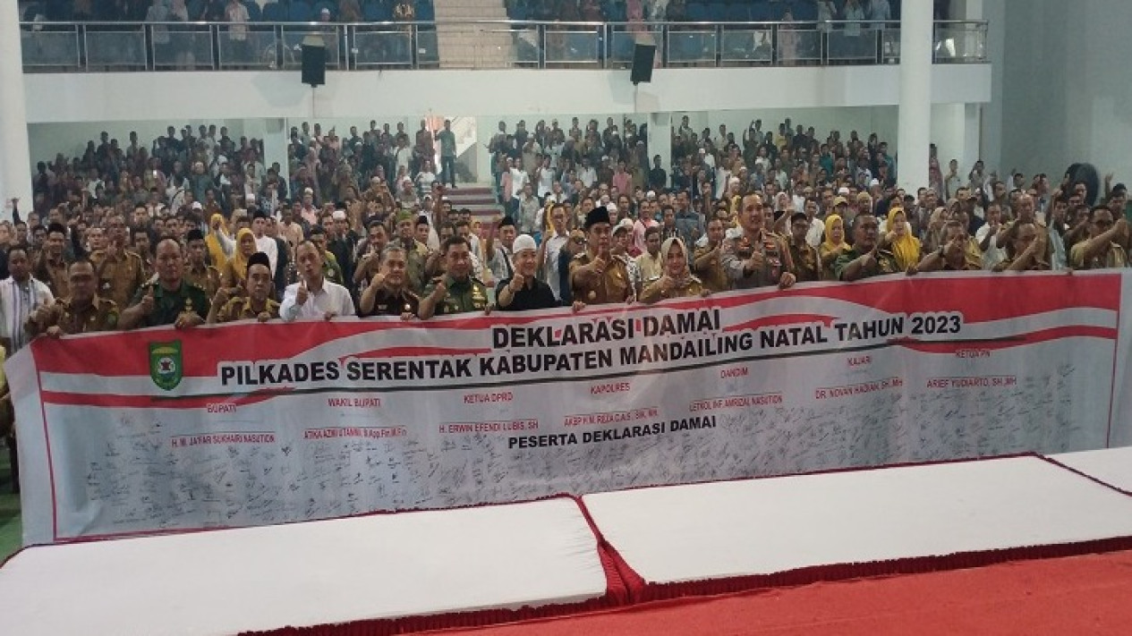 Mulai Musim Pilkades, Ribuan Calon Kades bersama Pemerintah Madina Deklarasikan Pilkades Damai
            - galeri foto