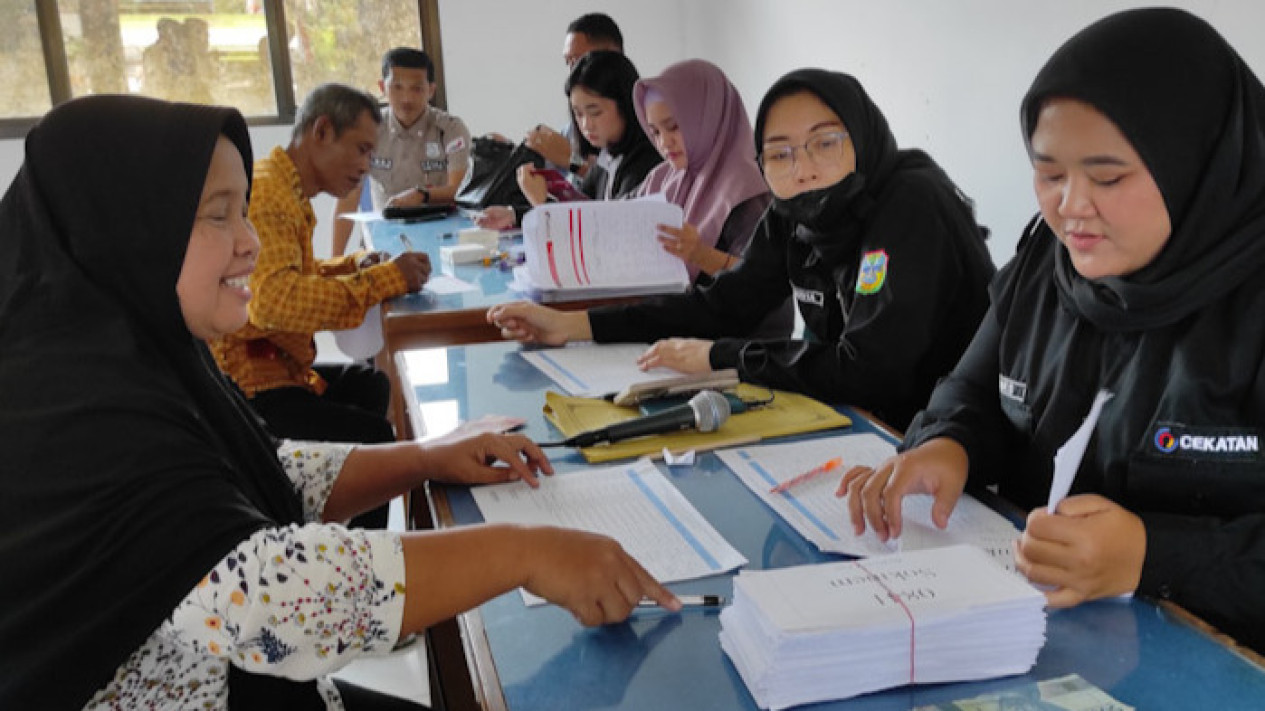 Ribuan Buruh Tani Tembakau di Pacitan Terima BLT Cukai, Per Orang Dapat Rp1.8 Juta
            - galeri foto