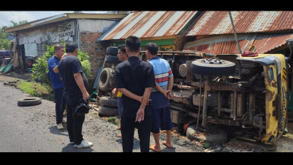 Truk Muatan Batubara Tabrak Tiga Rumah Warga di Musi Banyuasin