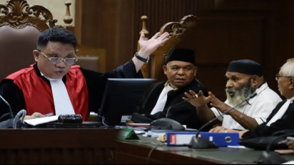 Disebut ke Singapura untuk Judi, Lukas Enembe Emosi hingga Gebrak Meja di Persidangan