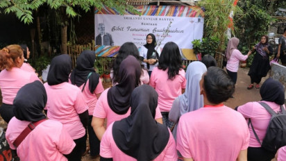 Srikandi Ganjar Serahkan Bantuan Bibit Tanaman Buah Untuk Warga Tangsel