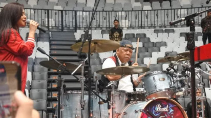 Menteri Basuki Main Drum Bareng Grup Cokelat, Jokowi: Aaahh Masih Kalah