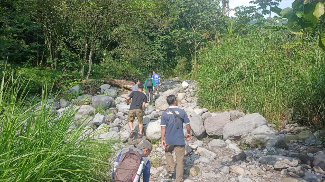 Cerita Warga Kaki Gunung Salak Bogor Kesulitan Air Bersih, Jalan Tujuh Kilometer Telusuri Sungai Ciapus
            - galeri foto