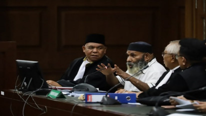 Tak Terima Disebut Main Judi ke Singapura, Lukas Enembe Murka hingga Gebrak Meja di Persidangan