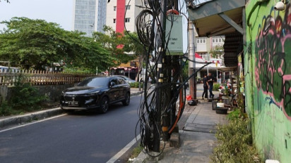 Hati-hati! Kabel Semrawut di Menteng Membahayakan Pengguna Jalan