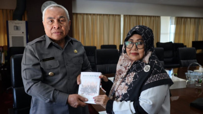 Gubernur Kaltim Terima Buku Peradaban Islam Mesir Karya Mahasiswa Terbaik Al Azhar asal Benua Etam