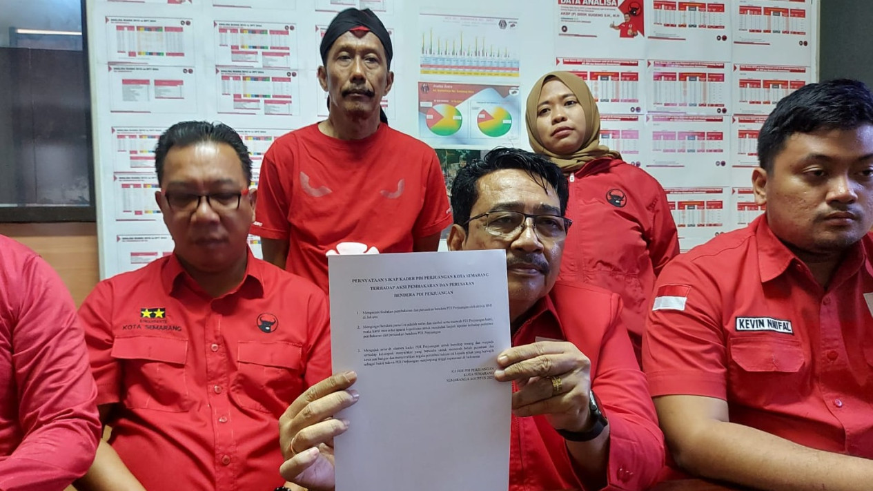 DPC PDI Perjuangan Kota Semarang Kecam Pembakaran Bendera Partai oleh Aktivis HMI di Cikini
            - galeri foto