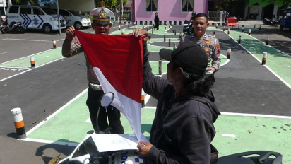 Lulus Uji Praktik SIM Baru, Ratusan Warga Demak dapat Hadiah Bendera Merah Putih