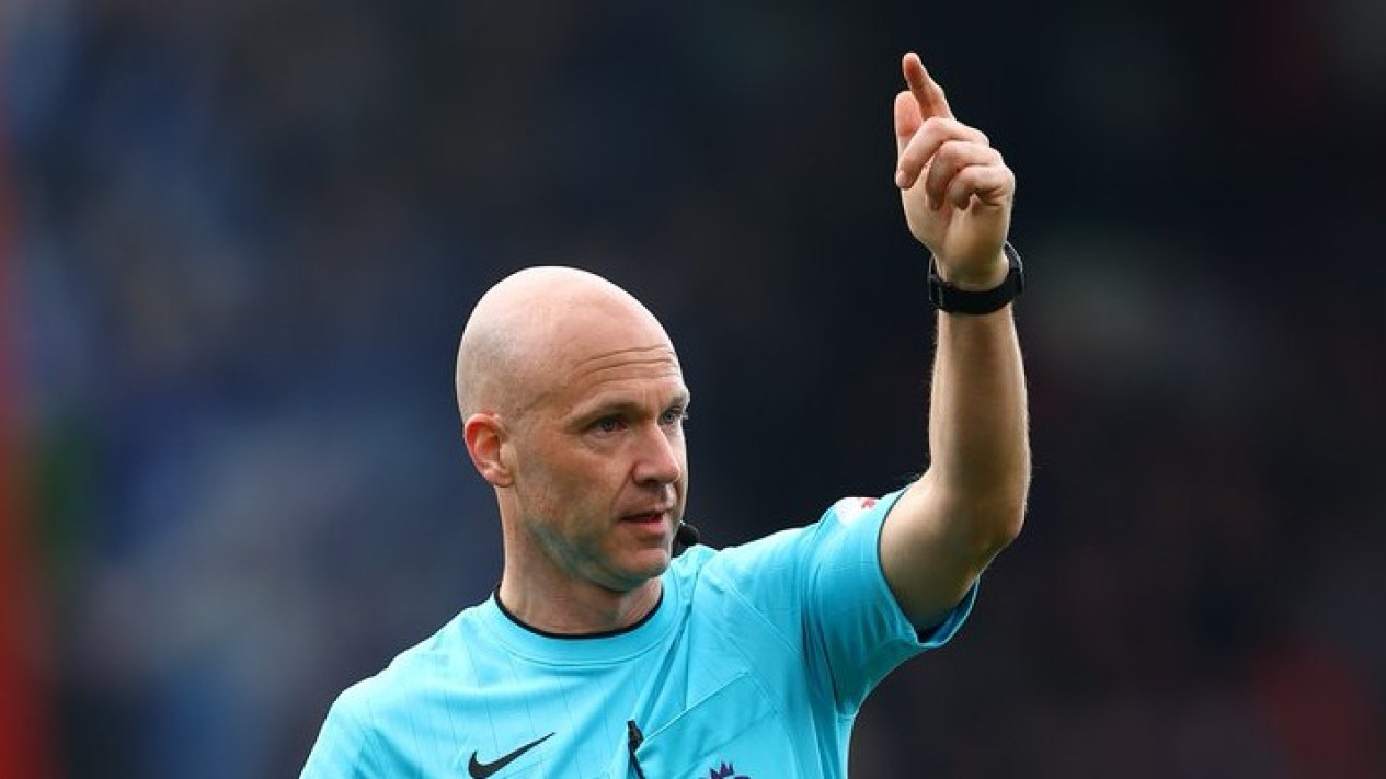 Anthony Taylor Jadi Wasit Laga Chelsea Vs Liverpool, Begini Catatan Kontroversialnya
            - galeri foto