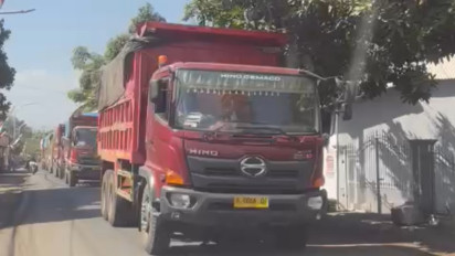 Picu Kerusakan Infrastuktur Jalan, Warga Hadang Konvoi Dump Truk Bermuatan Material Tambang