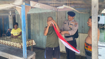 HUT RI, Ditpolairud Polda Kepri Sebar 100 Bendera Merah Putih ke Masyarakat Pesisir Pantai