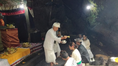 Rusak Pura Goa Raja Besakih, Turis Korea akan Ganti Rugi Alat Sembahyang dan Biaya Upacara