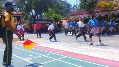 Sambut HUT RI ke 78, Guru di Kab. Semarang Gelar Lomba Permainan Tradisional dengan Pakaian Adat