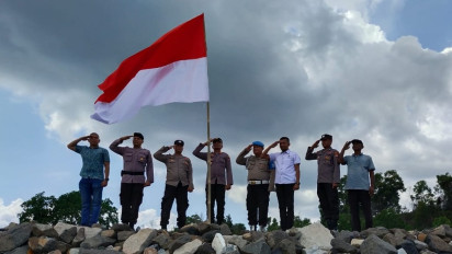 Polsek Belakangpadang Mengibarkan Bendera Merah Putih di Pulau Terluar Tak Berpenghuni Menyambut HUT RI ke-78