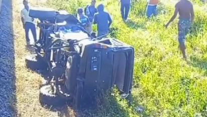 Daihatsu Taft GT Milk Mandor Tebu Diseruduk Kereta Api Kertanegara di Perlintasan Mangunrejo Malang