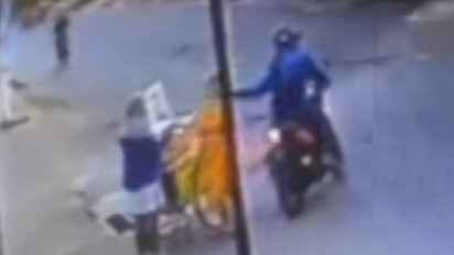 Nekat! Aksi Pria Jambret Kalung Seorang Nenek di Malang Terekam CCTV dan Viral di Medsos