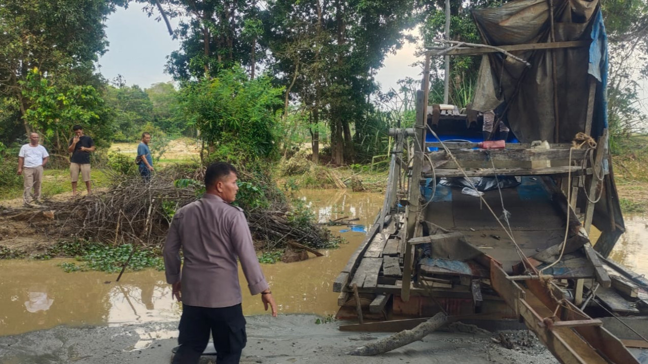 Polisi Gerebek Tambang Emas Ilegal, Pekerja Tambang Kocar-kacir Lari ke Hutan 
            - galeri foto