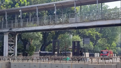 Polisi Tutup Jalan Medan Merdeka Barat Antisipasi Ribuan Buruh Demonstrasi Tuntut Omnibus Law Kesehatan