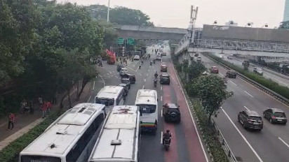 Massa Buruh Sempat Diadang Polisi Sebelum Kepung Gedung MK dan Istana Negara