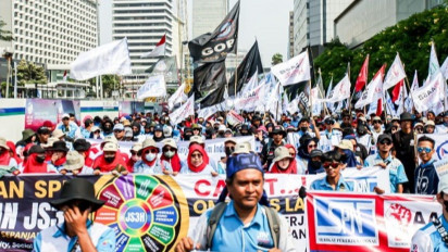 Batal Kepung Gedung MK, Ribuan Massa Buruh Pilih Blokade Jalan MH Thamrin 