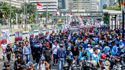Ribuan Buruh Padati Jalan MH Thamrin, Polres Jakpus Alihkan ke Patung Kuda 