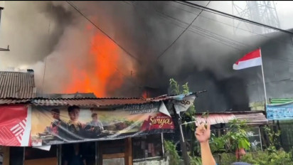 7 Rumah di Pinggir Sungai Deli Ludes Terbakar