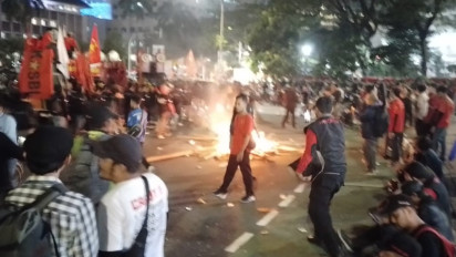 Massa Demo Buruh di Patung Kuda Memanas, 2.000 Orang Masih Bertahan