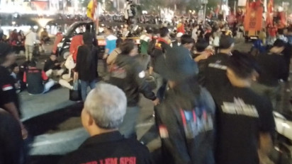 Kian Memanas! Massa Demo Buruh di Patung Kuda Rusak Pagar Berduri dan Lempar Botol