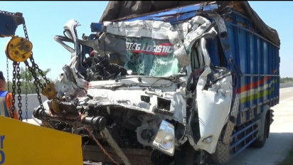 Sopir Mengantuk, Truk Muatan Buah Jeruk Tabrak Bak Truk Tronton di Jalan Tol Ngawi