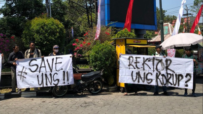 Kedatangan Prabowo dan Gibran di UNS Disambut Spanduk Unjuk Rasa Mahasiswa